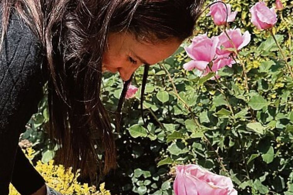 A duquesa de Sussex oferece uma rosa à filha, Lilibeth