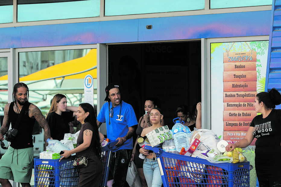 Famílias correram aos  supermercados que conseguiram funcionar ao longo do dia