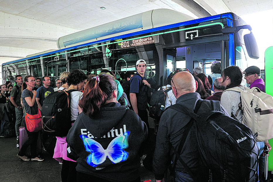 Foram muitos que esperaram em filas a perder de vista por transportes públicos no Aeroporto Sá Carneiro