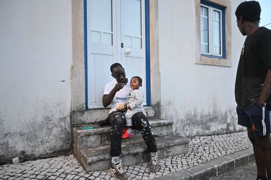 Família janta na rua devido a apagão, nas Caldas da Rainha