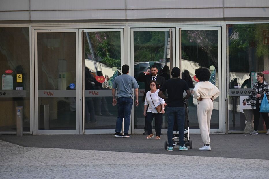 Fila para aceder a supermercado durante apagão, nas Caldas da Rainha