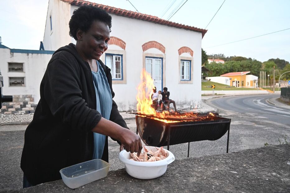 Família janta na rua devido a apagão, nas Caldas da Rainha
