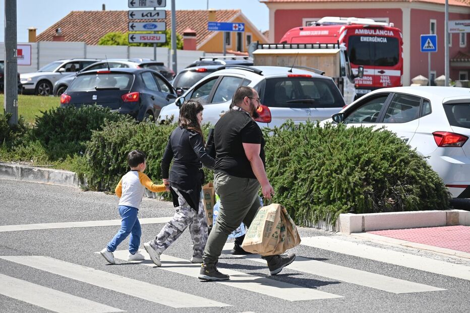 Pessoas compraram bens essenciais nas idas aos supermercados durante o apagão, nas Caldas da Rainha