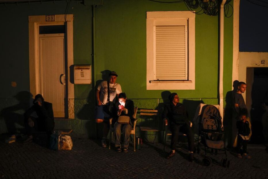  Bairro da Liberdade 'às escuras' após apagão em Portugal 