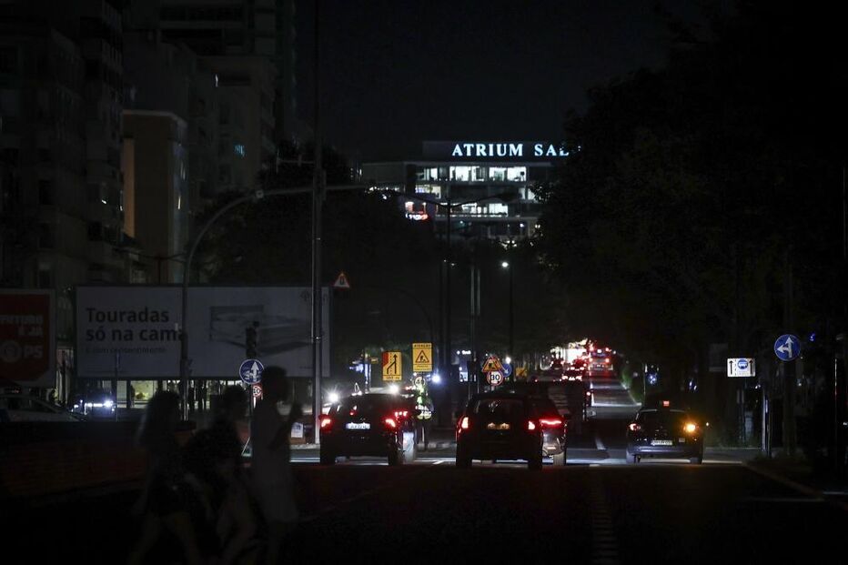 Avenida da República 'às escuras' após apagão em Portugal 