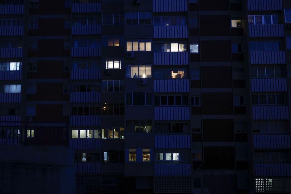 Prédio na zona das Larajeiras, em Lisboa, volta a ter luz após apagão em Portugal 