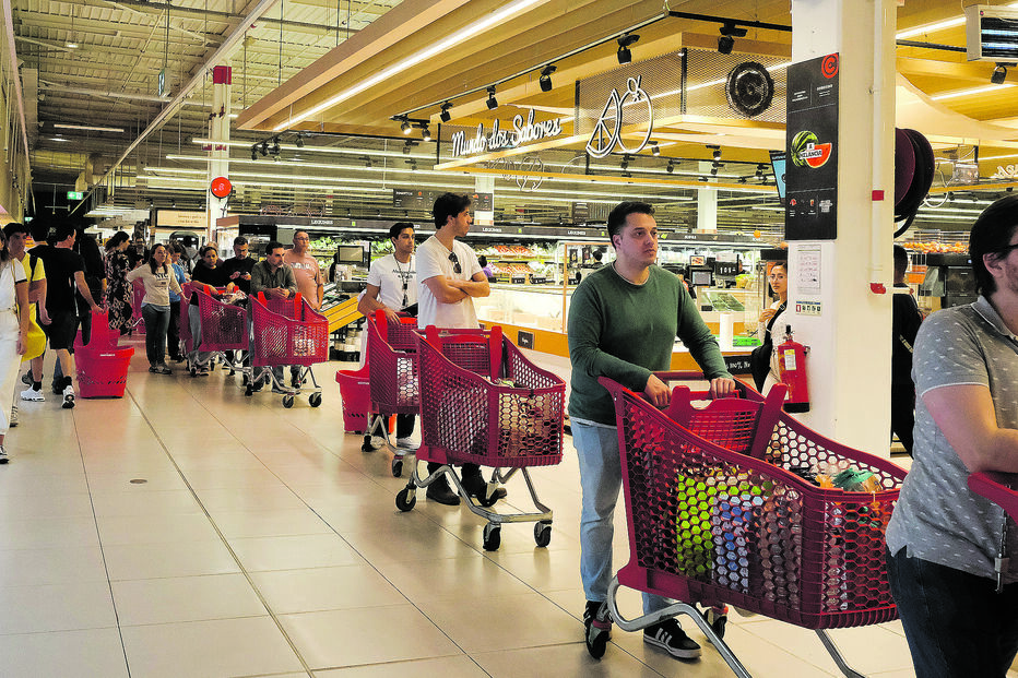 Extensas filas nos supermercados 