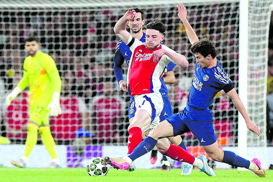 João Neves em duelo com Declan Rice