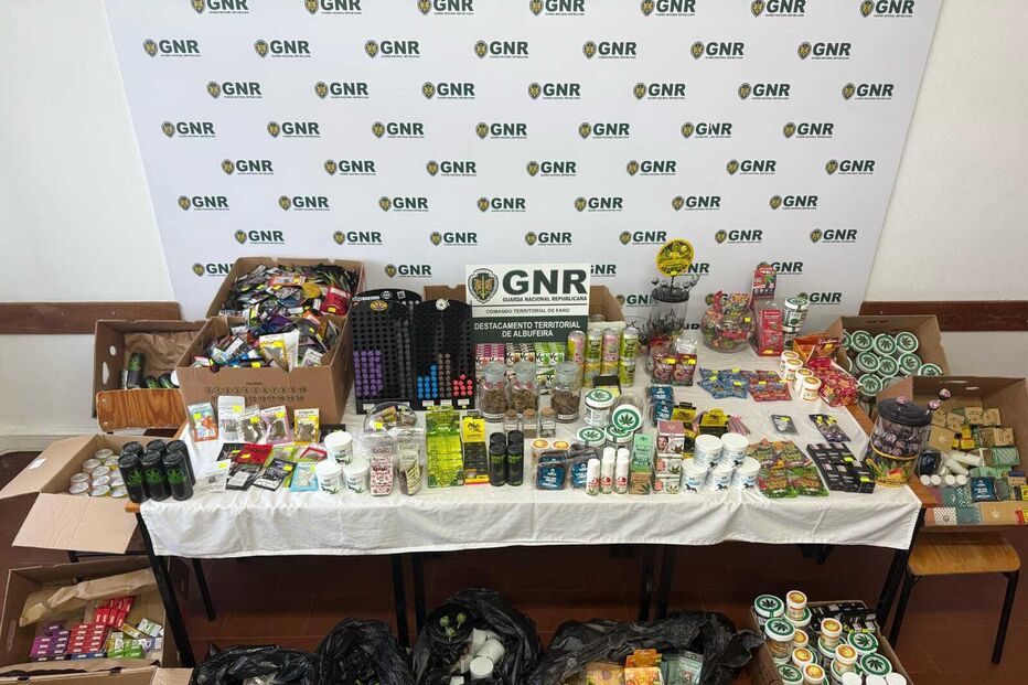 Produtos apreendidos pela GNR de Albufeira em duas lojas que vendem canábis.jpeg