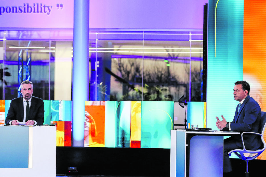 O líder do PS citou a pasta de transição do Governo sobre os casinos para apontar um eventual prejuízo para o Estado 