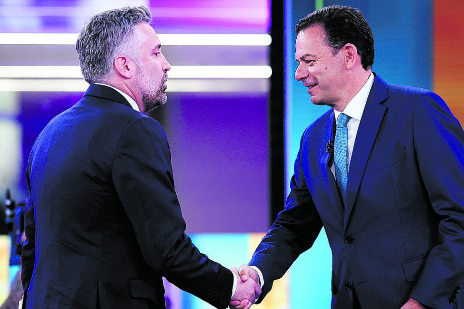 Pedro Nuno Santos e Luís Montenegro cumprimentam-se antes do debate 