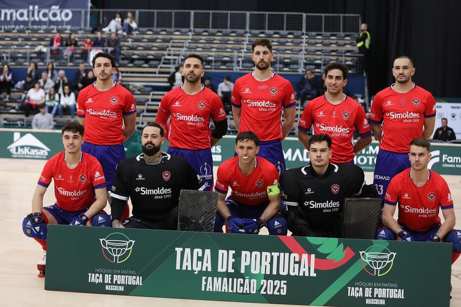 Equipa do Oliveirense na disputa com a Juventus