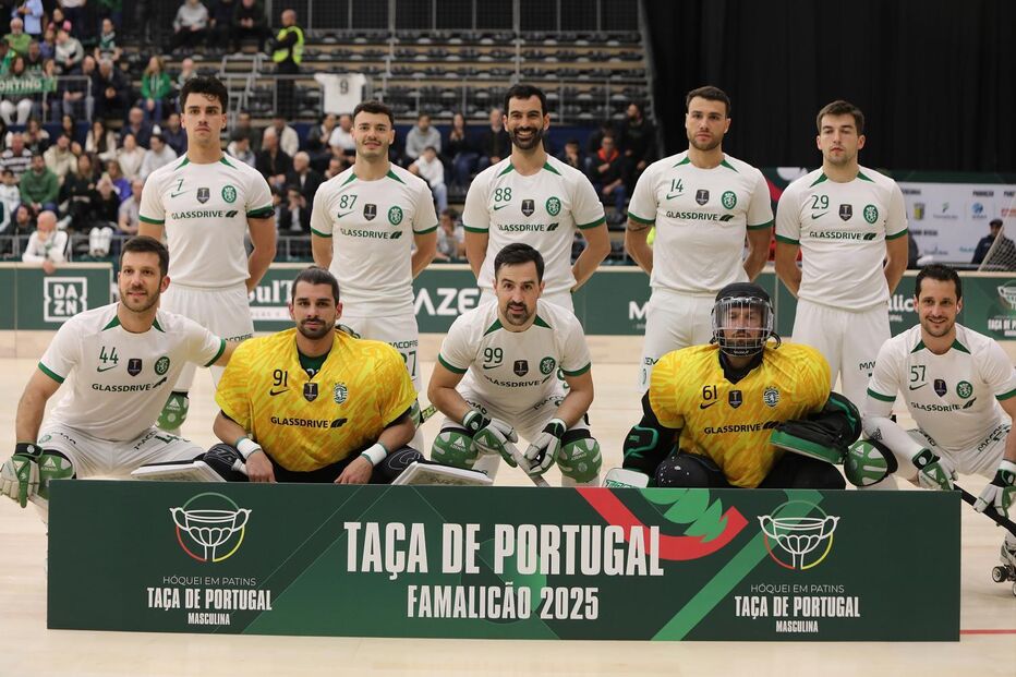 Equipa de hóquei em patins do Sporting na disputa com o Benfica