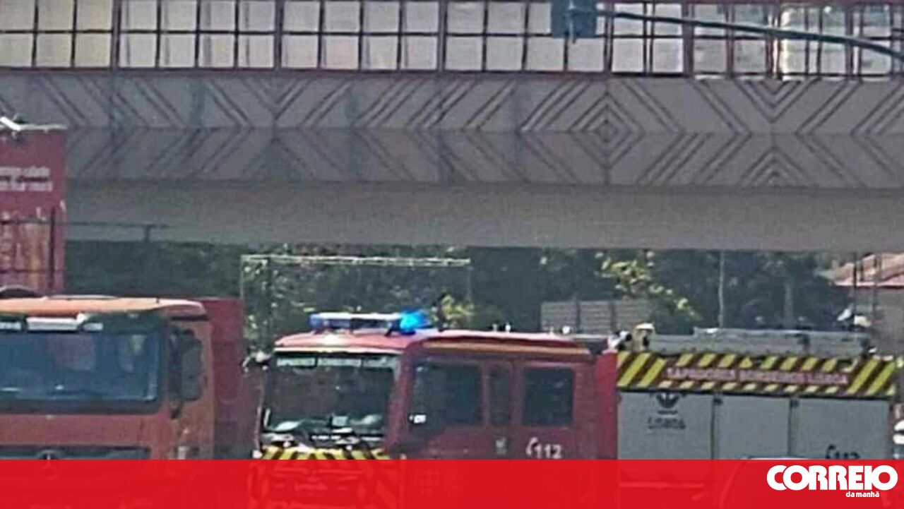 Traffic Chaos: Two Accidents Wreak Havoc on Lisbon's Roads