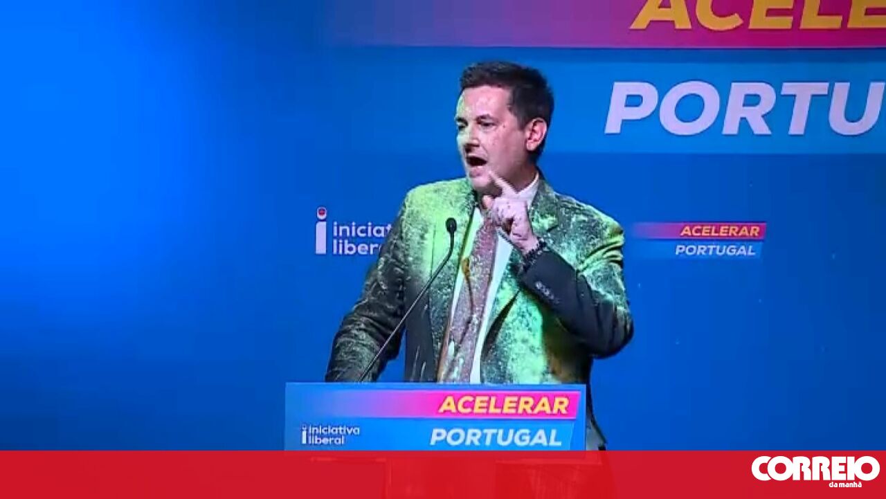Shocking Protest: IL Leader Rui Rocha Hit with Green Paint During Lisbon Rally