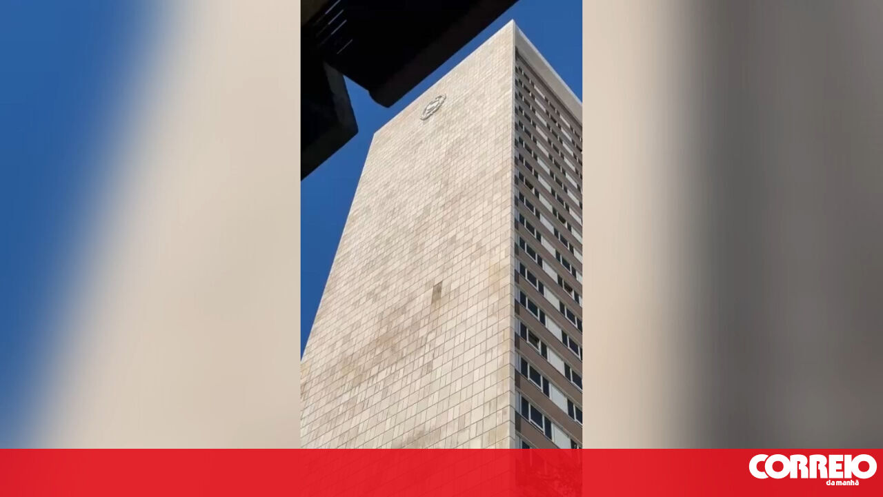 Sheraton Hotel Sign Falls, Closes Viriato Street in Lisbon - Emergency Response Underway