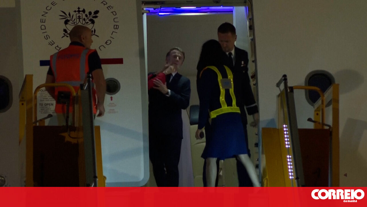 “Momentos Tensos: Mulher de Macron Provoca Constrangimento ao Empurrar a Cara do Presidente na Chegada ao Vietname!” #ÚltimasNotícias #Portugal “Momentos Tensos: Mulher de Macron Provoca Constrangimento ao Empurrar a Cara do Presidente na Chegada ao Vietname!” #ÚltimasNotícias #Portugal