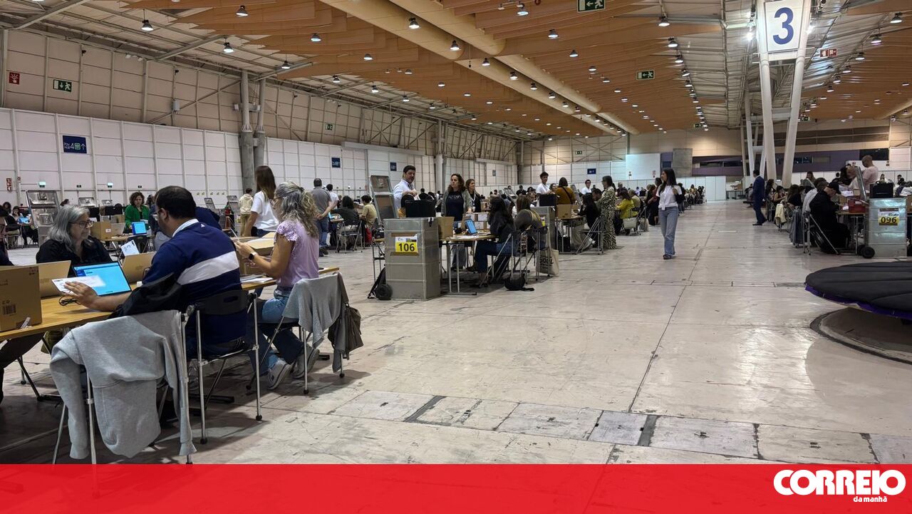 Emigrant Votes in Portuguese Legislative Elections Begin Counting - A Tight Race Ahead