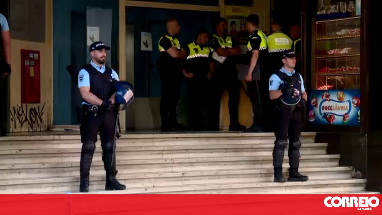 “Escândalo em Queluz: PSP Revela Identificação de 257 Estrangeiros em Centro Comercial Encerrado!” #ÚltimasNotícias #Portugal