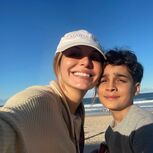 Atriz que pedia 170 mil euros para congelar o corpo do filho faz funeral à porta da escola e promete 'justiça'