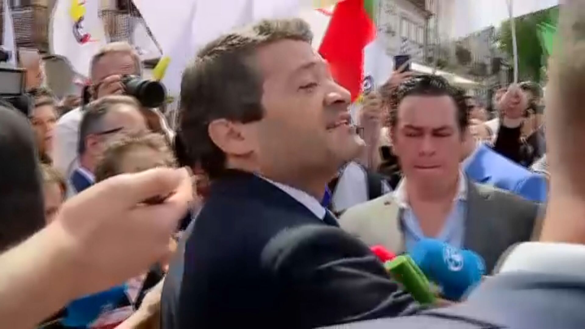 “Vocês é que são racistas. Têm de trabalhar!”: confrontos entre André Ventura e comunidade cigana em Braga  