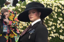 Rihanna faz furor na Met Gala ao revelar estar grávida pela terceira vez 