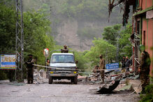 Destroços após ataque da Índia a Caxemira 