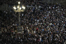 Fiéis aguardam decisão de Conclave