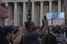 Fiéis aguardam por decisão de Conclave