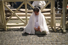 Fiéis aguardam por decisão de Conclave