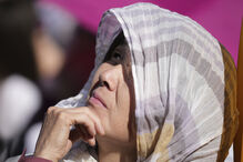 Fiéis aguardam por decisão de Conclave