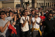 Fiéis festejam após o anúncio do recém-eleito Papa Leão XIV no Vaticano