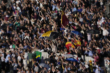 Multidão comemora na Praça de São Pedro após a eleição do 267º pontífice da Igreja