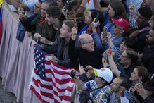 Fiéis festejam após o anúncio do Papa Leão XIV no Vaticano