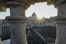 Multidão aguarda a aparição do Papa Leão XIV