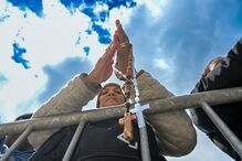 Peregrino reza em Fátima