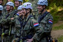 Rainha Máxima visitou militares nas Forças Armadas