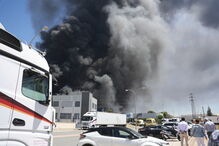 Incêndio deflagra em armazém de distribuição de produtos químicos em Sevilha