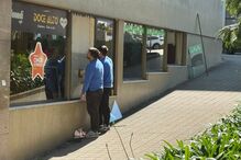 Seis jovens com carapuço e máscaras cirúrgicas assaltam pastelaria no Porto