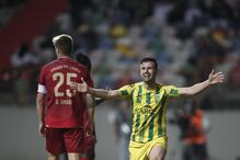 Jogador do Tondela festeja o golo contra a União de Leiria durante o jogo de futebol da 34.ª jornada da II Liga de futebol