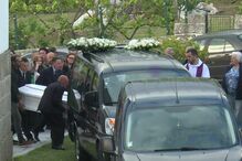 Dezenas de pessoas no funeral