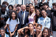 Bárbara Norton de Matos e Marcelo Rebelo Sousa com os jovens