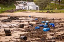 Town Beach coberta de detritos, em Port Macquarie, Nova Gales do Sul