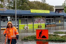 Pessoas na costa leste da Austrália estão a ficar isoladas pela água