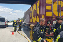 Galera de camião que transportava sofás consumida pelas chamas em Condeixa a Nova