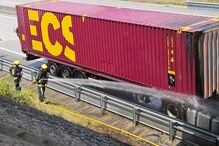 Galera de camião que transportava sofás consumida pelas chamas em Condeixa a Nova