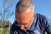 O brigadeiro-general Luís Barroso a plantar uma árvore