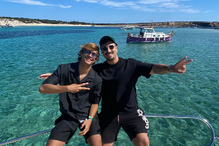 Rodrigo Mora com o irmão em Ibiza