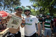 Adeptos do Sporting com o jornal Record