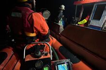 IMG-20250528-WA0005.jpg Embarcação de pesca a meter água resgatada salva-vidas de VRSA e Tavira ao largo da Praia de Altura